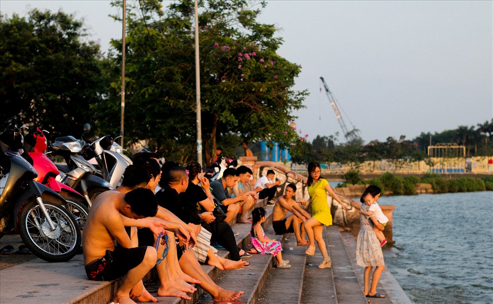 Nắng nóng đầu mùa tại miền Bắc đang khiến người dân vô cùng ngột ngạt. Cộng thêm hiệu ứng đô thị, Hà Nội chạm ngưỡng 37-38 độ C.