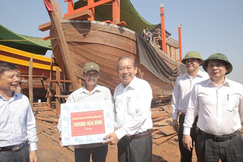Phó Thủ tướng Thường trực Trương Hoà Bình thăm Xưởng đóng tàu của anh Hoàng Xuân Hải, thôn Thanh Khê, xã Thanh Trạch, huyện Bố Trạch (Quảng Bình). Ảnh: A.C
