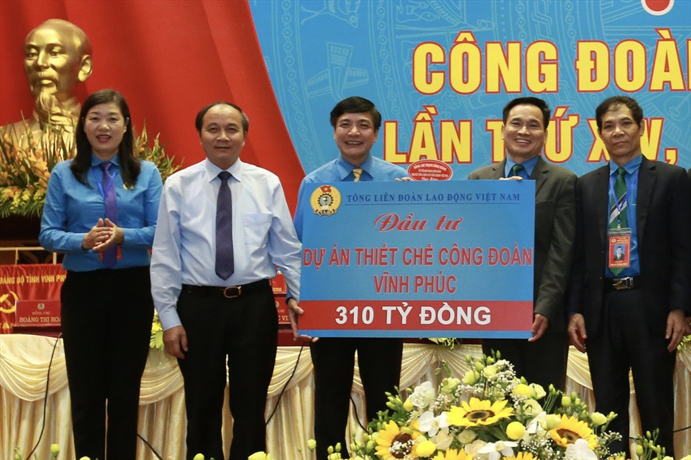Chủ tịch Tổng LĐLĐVN Bùi Văn Cường (thứ ba từ trái qua) trao biển tượng trưng 310 tỉ đồng đầu tư dự án thiết chế công đoàn tại tỉnh Vĩnh Phúc. Ảnh: HẢI NGUYỄN