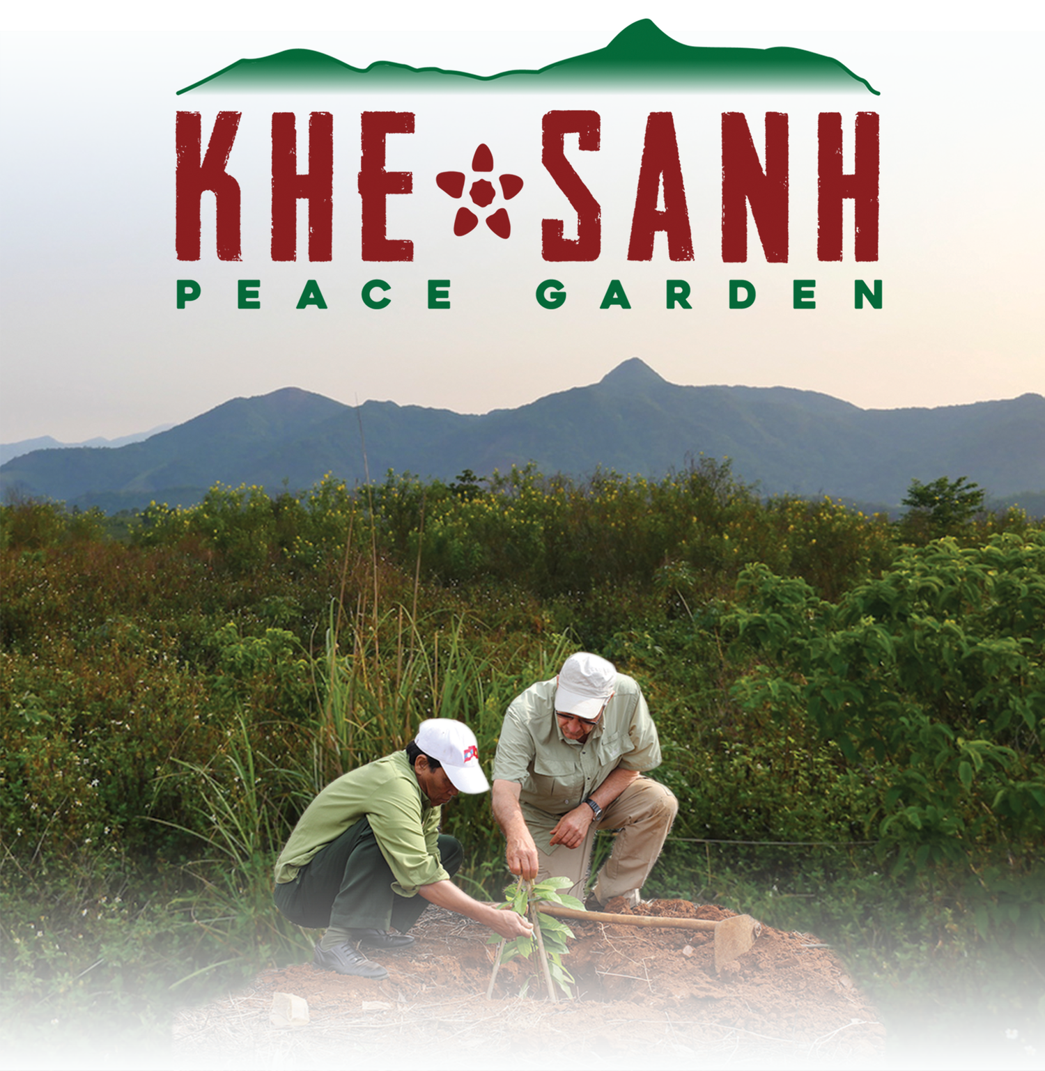Cựu binh Mỹ và cựu binh huyện Hướng Hóa cùng trồng cây ở sân bay Tà Cơn, tháng 3.2012.
