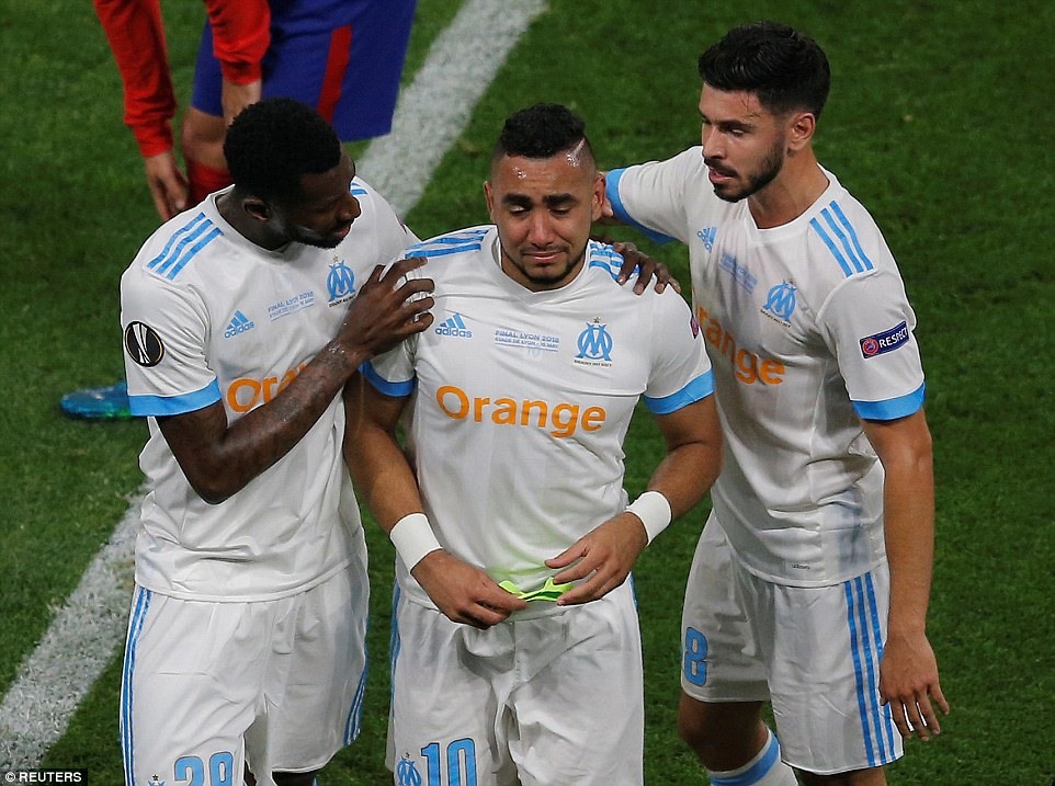 Payet rời sân trong nước mắt. Ảnh: Reuters.