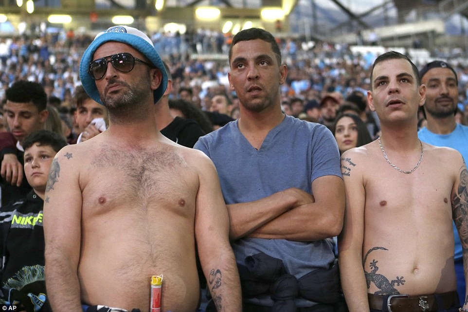 Dù khá tiếc nuối nhưng các CĐV Marseille không quay lưng với CLB. Ảnh: Getty.