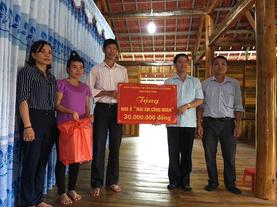 Đồng chí Lê Thanh Hà - Phó Chủ tịch thường trực LĐLĐ tỉnh Điện Biên bàn giao “Mái ấm Công đoàn” cho đoàn viên thuộc LĐLĐ huyện Điện Biên. Ảnh: N.C