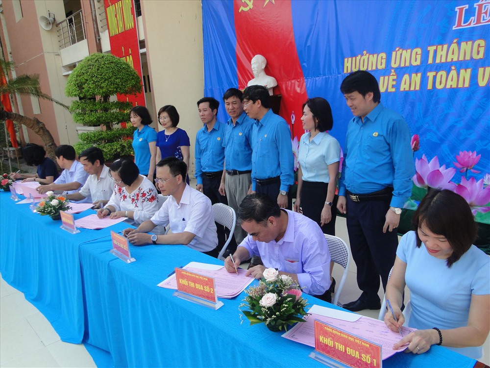Các khối thi đua ký giao ước thi đua. Ảnh: Việt Dũng