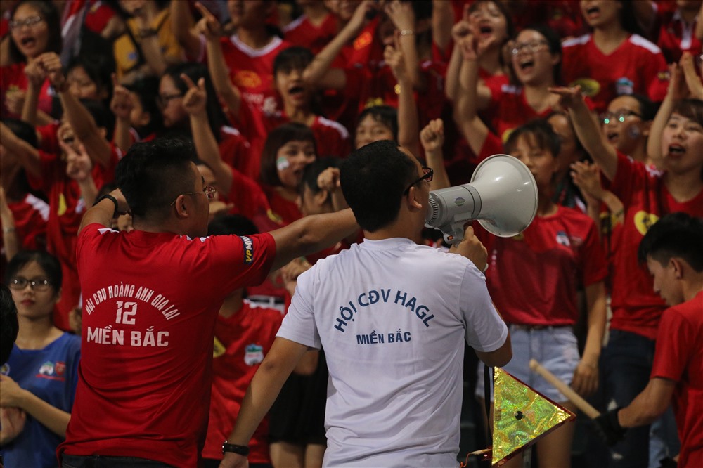 Những người thắp lửa trên khán đài.