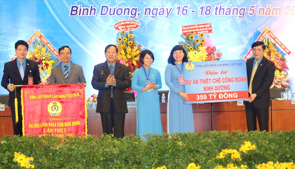 Chủ tịch Tổng LĐLĐ VN Bùi Văn Cường trao bức trướng và biểu trưng đầu tư Thiết chế văn hóa cho BCH LĐLĐ tỉnh Bình Dương nhiệm kỳ 2013-2018