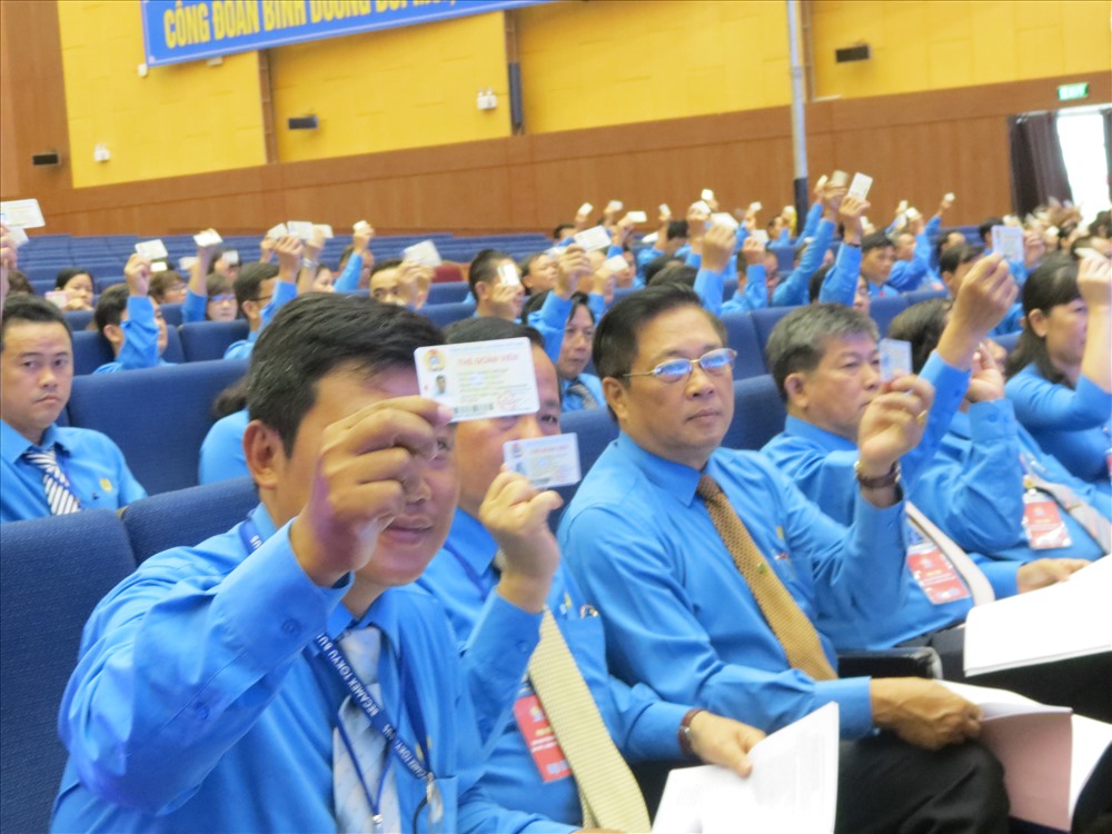 Đại biểu biểu quyết Đề án nhân BCH LĐLĐ tỉnh Bình Dương khóa X