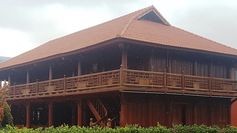 Những ngôi nhà sàn hoành tráng.