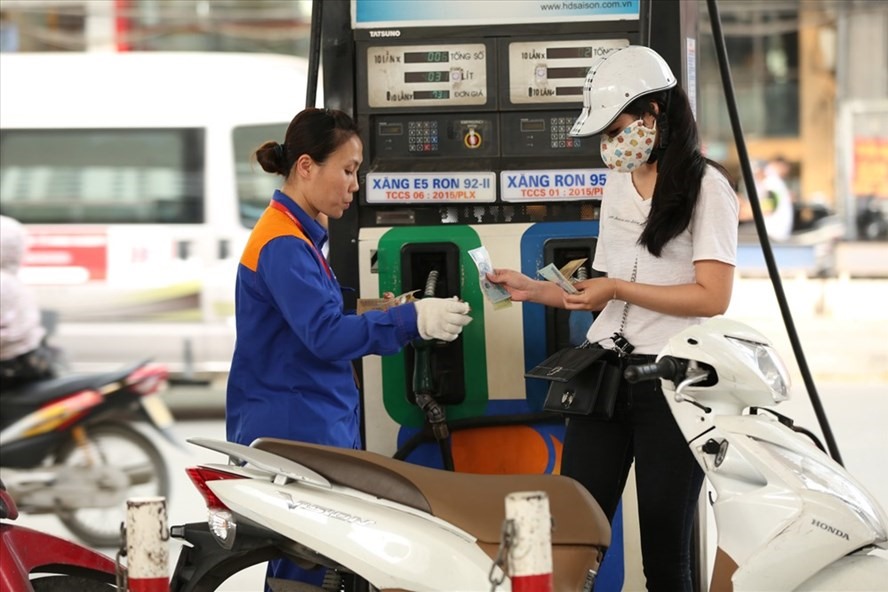 nhóm dân cư có thu nhập thấp sẽ phải chi thêm 22.000 đồng/tháng, còn nhóm có thu nhập cao, mức tăng chi cao nhất là khoảng 130.000 đồng/tháng. Ảnh: Hải Nguyễn.