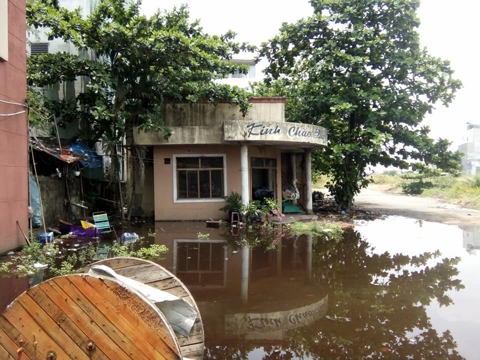 Cảnh hoang tàn bên trong khu đất tại số 538 Kinh Dương Vương, phường An Lạc, quận Bình Tân, TP.HCM