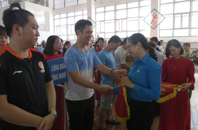 Bà Cù Thị An - Phó Chủ tịch LĐLĐ quận Nam Từ Liêm trao Cờ lưu niệm cho các đội. Ảnh: Xuân Trường
