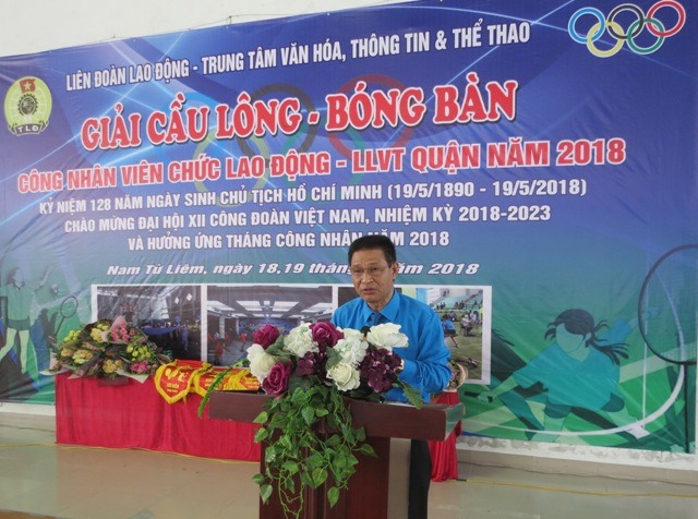 Ông Lê Minh Hiệp - Phó Chủ tịch LĐLĐ quận Nam Từ Liêm phát biểu khai mạc giải. Ảnh: Xuân Trường