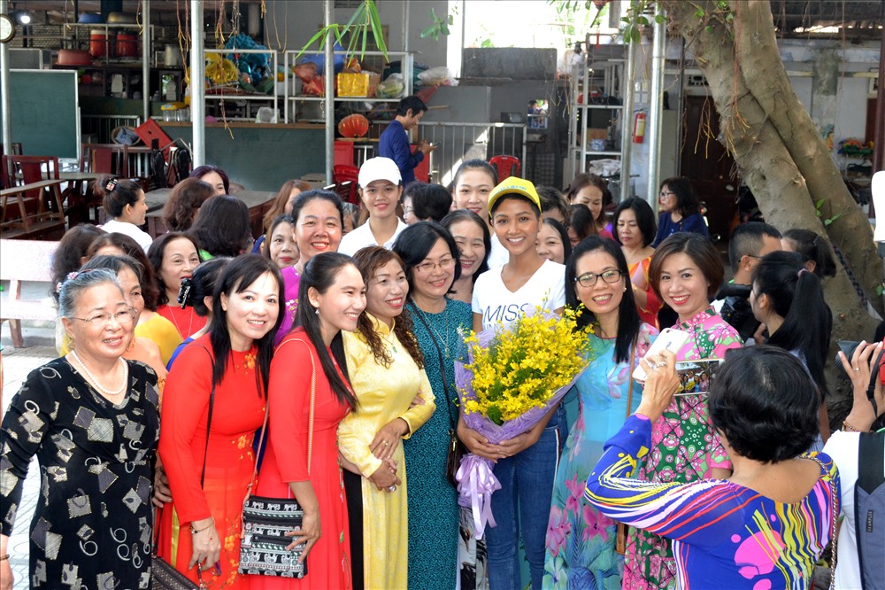 Hoa hậu H’Hen Niê cũng đã chụp ảnh lưu niệm cùng người dân địa phương. Ảnh: Châu Tường