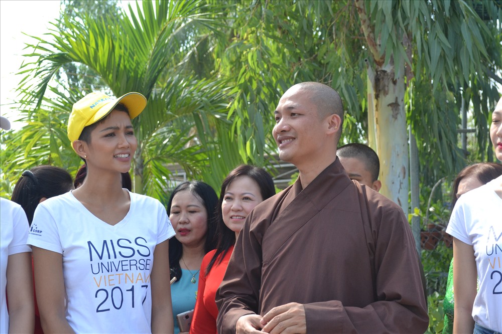 Đoàn tham quan khuôn viên chùa. Ảnh: Châu Tường