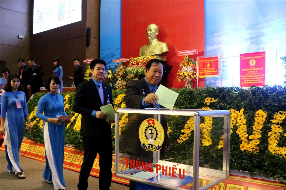 Đại biểu bỏ phiếu lựa chọn Ban chấp hành LĐLĐ tỉnh khóa X