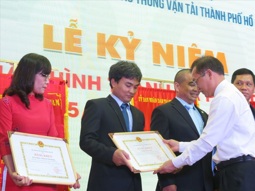 Đại diện Bộ GTVT tặng bằng khen cho các cá nhân có thành tích xuất sắc
