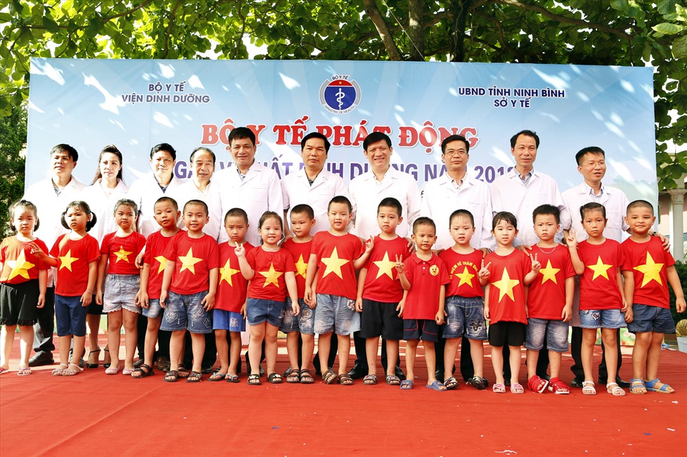 Lãnh đạo BYT và các cháu thiếu nhi trong lễ phát động ngày vi chất đinh dưỡng (Ảnh: D.Ngọc)