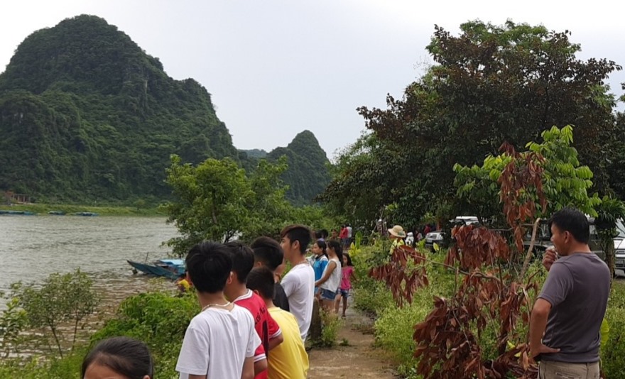 Người dân theo dõi quá trình tìm kiếm nạn nhân. Ảnh: Lê Phi Long