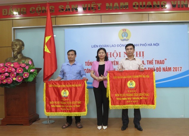 Chủ tịch LĐLĐ TP. Hà Nội Nguyễn Thị Tuyến LĐLĐ TP. Hà Nội trao tặng Cờ thi đua Chuyên đề «Văn hóa, Thể thao» của LĐLĐ TP. Hà Nội cho 2 tập thể. nhr: Xuân Trường