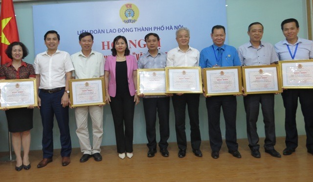 Chủ tịch LĐLĐ TP. Hà Nội Nguyễn Thị Tuyến và Phó Chủ tịch LĐLĐ TP. Hà Nội Lê Đình Hùng trao tặng Bằng khen của LĐLĐ TP. Hà Nội cho các tập thể có thành tích xuất sắc trong tuyên truyền Đại hội CĐ các cấp. Ảnh: Xuân Trường