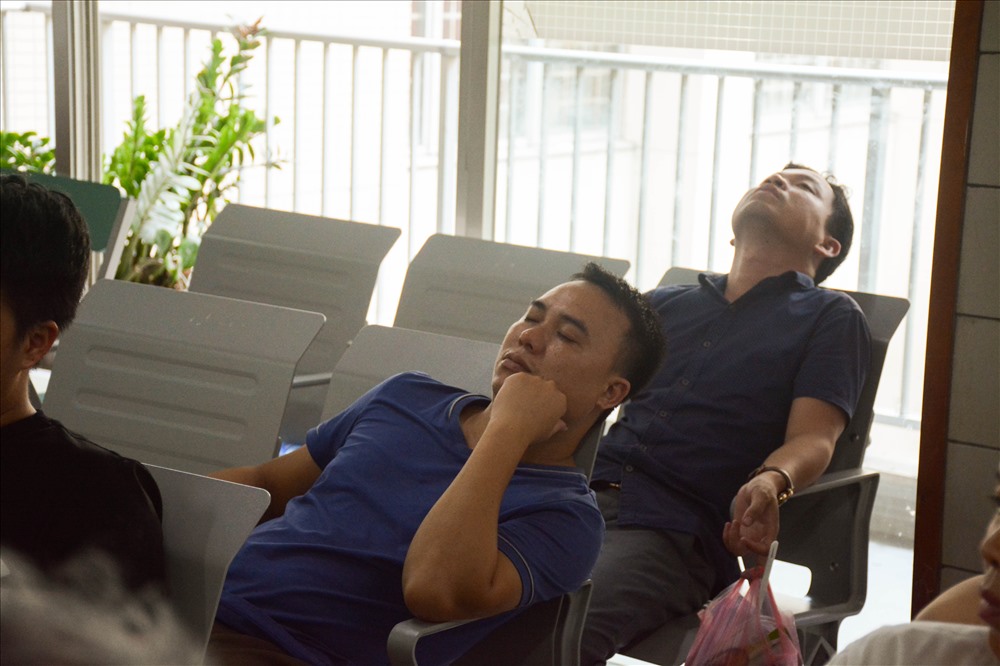 Anh Phùng Văn Khoan (Nam Định) cho biết: “Tôi đến đây khám từ sáng, nhưng tôi không cho người nhà đi cùng. Nắng nôi như vậy đến thì ốm chứ trông nom sao nổi. Nghe mọi người nói mai là cuối tuần, lượng người còn đông hơn nữa“.