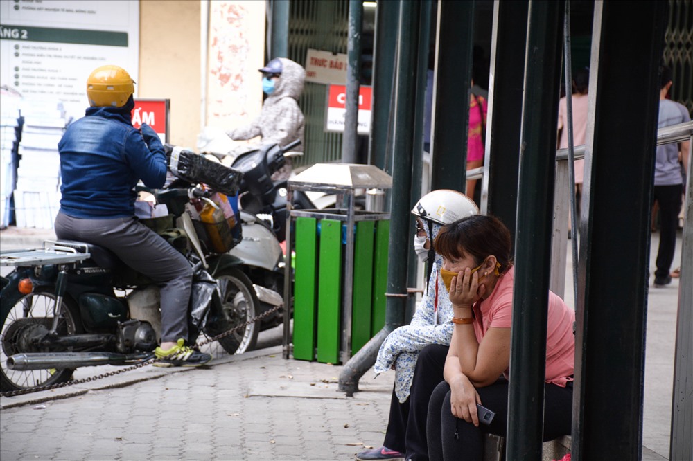 Chị Nguyễn Thị Thanh Huyền (Phú Thọ) chia sẻ: “ Vào dịp nắng nóng, có những khi cả gia đình tôi cùng nhau ốm. Hôm nay vào trong bệnh viện thấy mọi người nằm la liệt thấy thật kinh hoàng. Đến chỗ gửi xe trong viện cũng hết”.