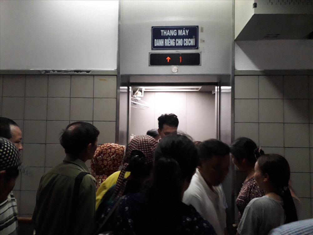 Cầu thang máy hoạt động liên tục trong tình trạng quá tải.