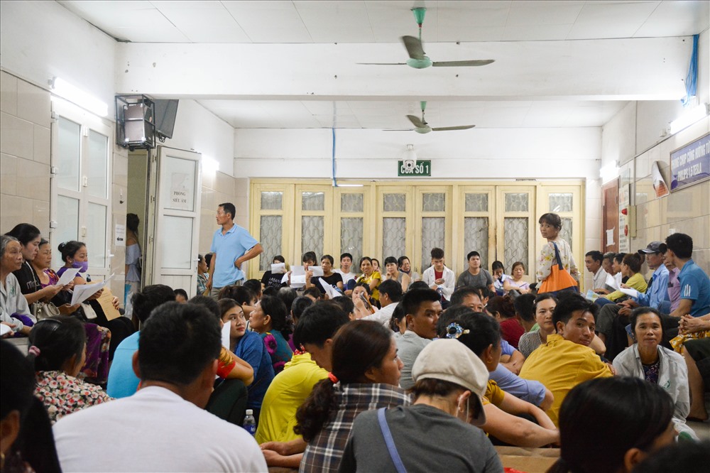 Bên trong phòng chờ, người bệnh ngồi la liệt.