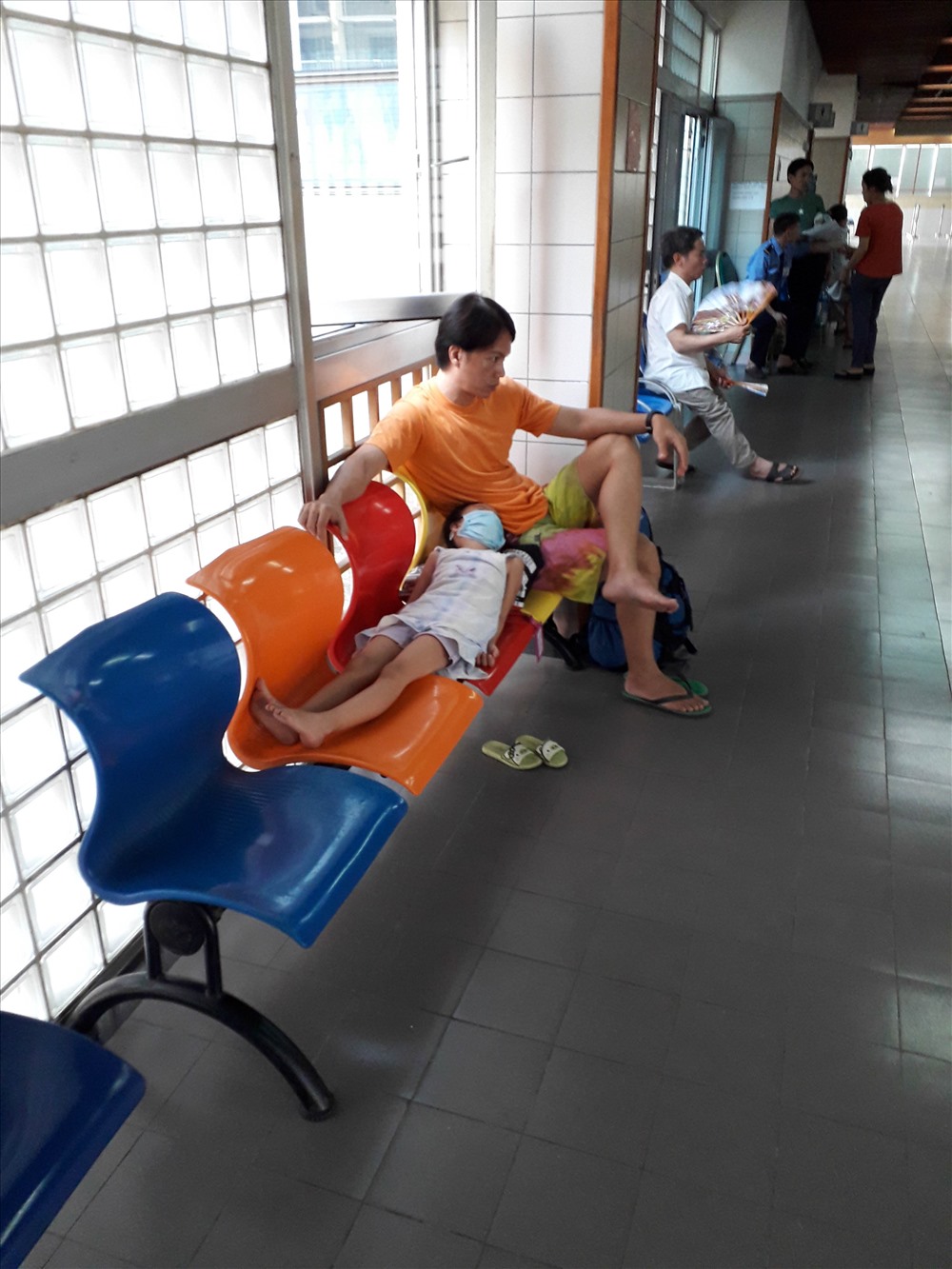 Theo dự báo của Trung tâm dự báo Khí tượng Thủy văn Trung ương: Từ ngày 19/05 nắng nóng ở các tỉnh Bắc Bộ dịu dần. Thủ đô Hà Nội có thể có mưa rào và dông. Ở các tỉnh Trung Bộ nắng nóng sẽ kéo dài trong nhiều ngày tới (đến khoảng ngày 21-22/5).