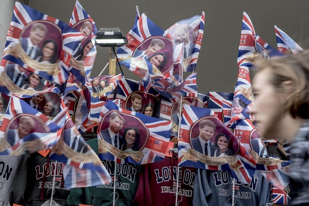 Lá cờ có ảnh cô dâu Meghan Markle và Hoàng tử Harry tại một gian hàng trên phố Oxford, London. Ảnh: NYT.