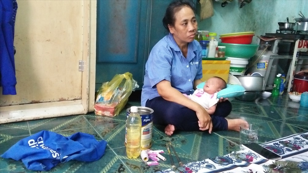 Chị Tâm mẹ của Vũ đang bế cháu nội mới sinh được 1 tháng.