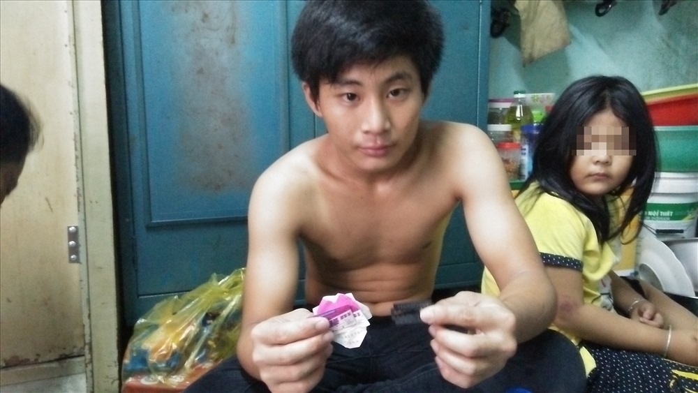 Những chiếc dao lam mới và sắc nhọn được Vũ sử dụng làm đạo cụ.