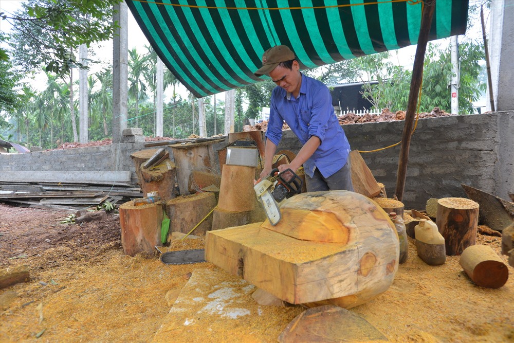 Để làm những chiếc mõ đại có đường kính từ 1m trở lên người ta phải dùng loại cưa xích để tạo dáng ban đầu.