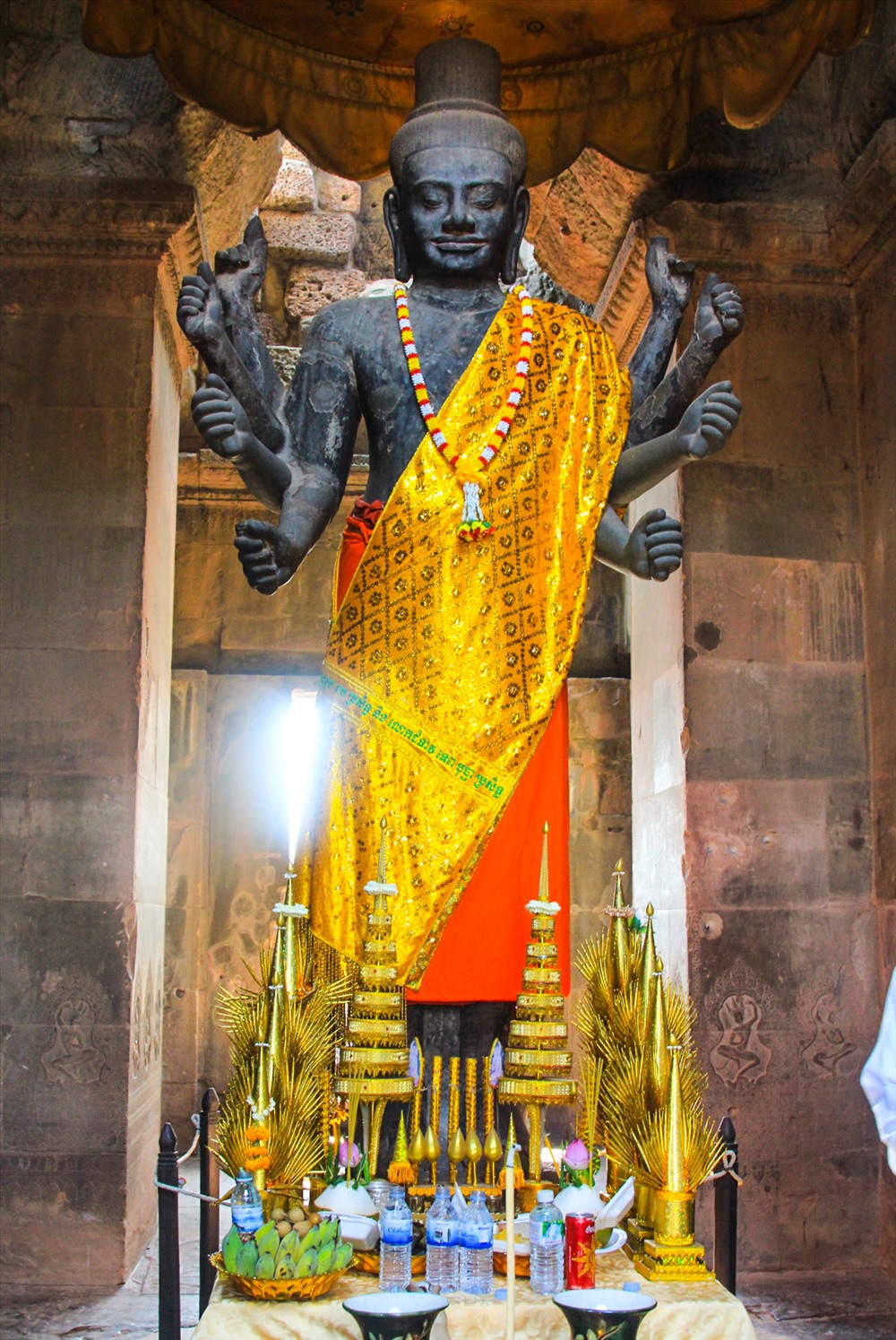 Tượng thần trong đền Angkor Wat