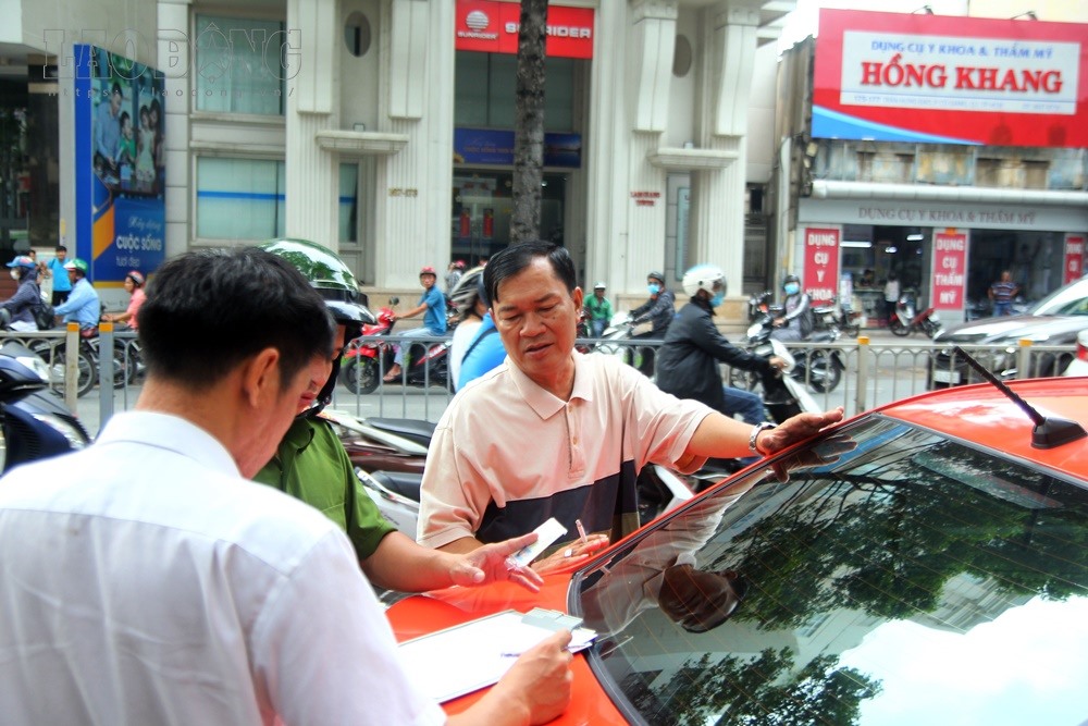 Sau khi được nhắc nhở, các hộ kinh doanh di dời hàng hóa vào đúng cửa hàng của mình. Một số mái che lấn chiếm vỉa hè trên phố Hàng Đường đã bị tháo dỡ.