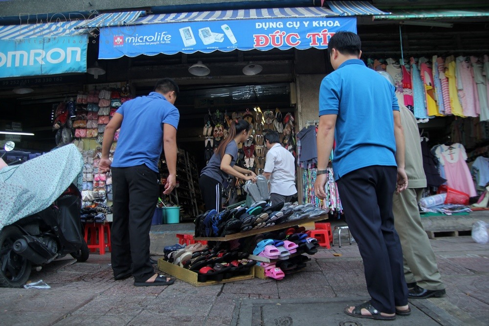 khi được nhắc nhở, các chủ cửa hàng sẽ di dời phần hàng hóa của mình vào phía trên trong cửa hàng, di chuyển xe máy trên vỉa hè ra đúng nơi quy định.