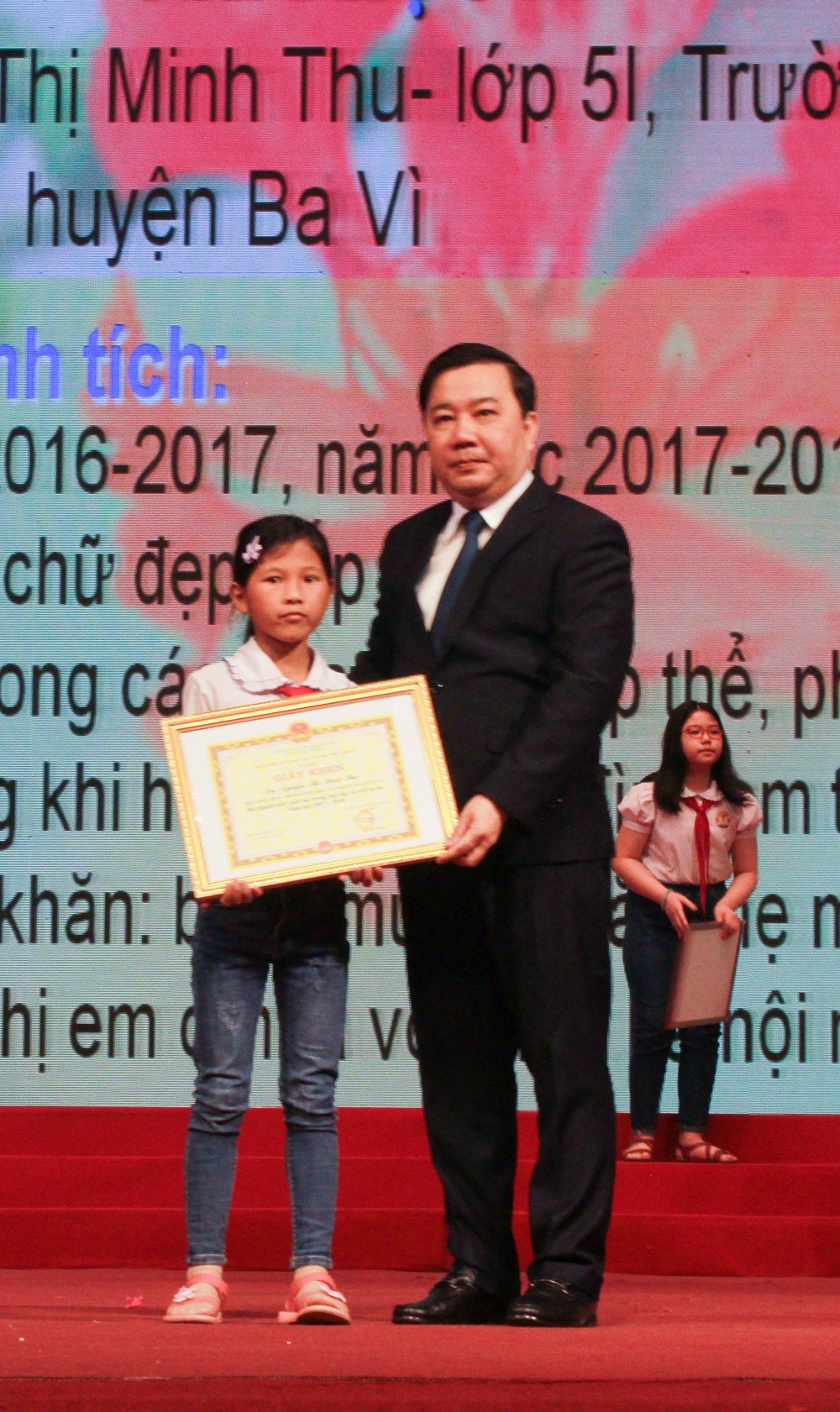 Minh Thu được Giám đốc Sở GD&ĐT tặng bằng khen. Ảnh: KIM
