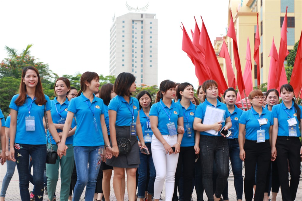 Công nhân đã có mặt từ rất sớm tại Nhà văn hóa Trung tâm tỉnh Hà Nam chờ đợi buổi Đối thoại với Thủ tướng Nguyễn Xuân Phúc 