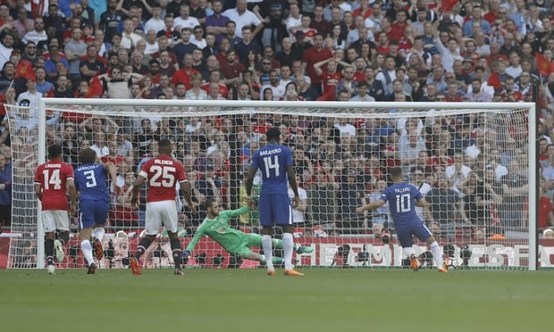 Cú đá phạt đền thành công của Hazard. Ảnh: The Guardian.