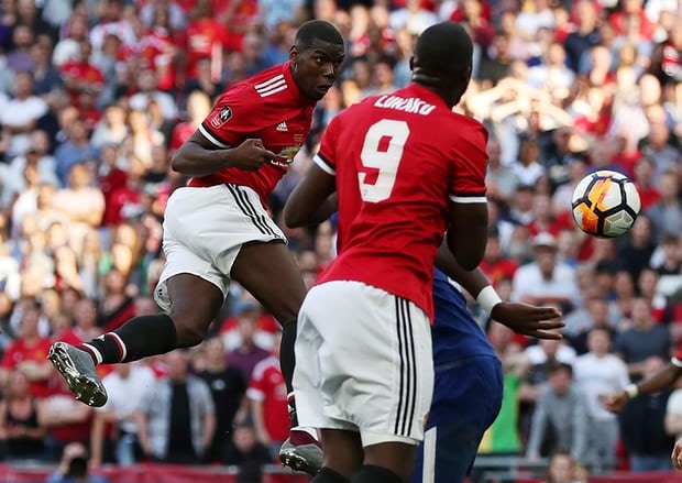 Pha đánh đầu không thành công của Pogba (áo đỏ trái) trong hiệp 2. Ảnh: Reuters.