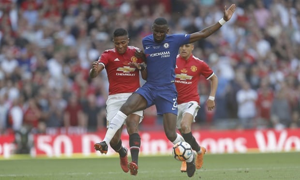 Rudiger (áo xanh) và hàng thủ Chelsea chơi tập trung trong hiệp 1. Ảnh: The Guardian.