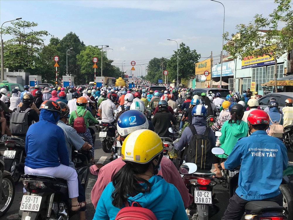 Hướng từ bến xe miền Đông đi quốc lộ 13, dòng xe nối dài từ khu vực vòng xoay Phạm Văn Đồng về cầu Bình Triệu 2.