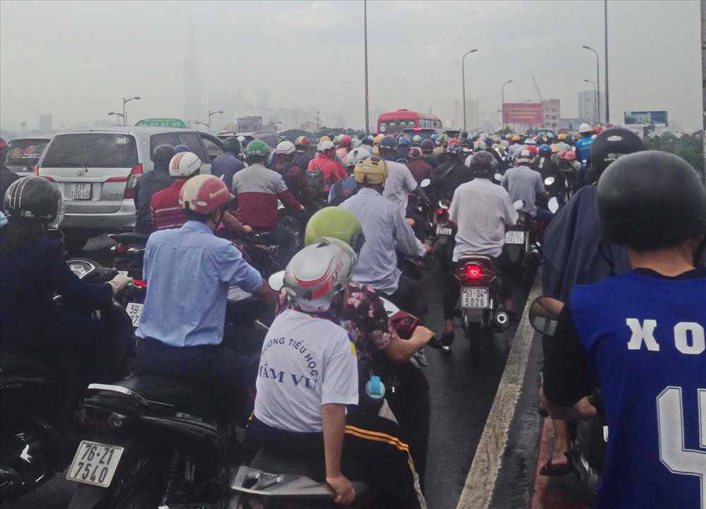 Nhiều người chạy xe máy lên hành lang cầu cũng không thoát kẹt xe.