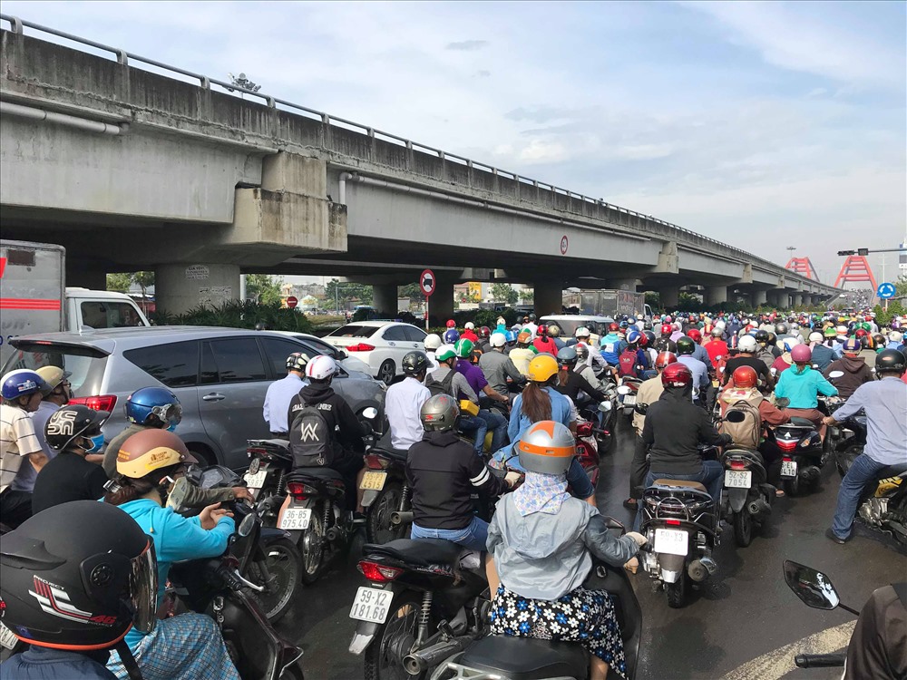 giao thông hổn loạn dưới chân cầu vượt Bình Lợi.
