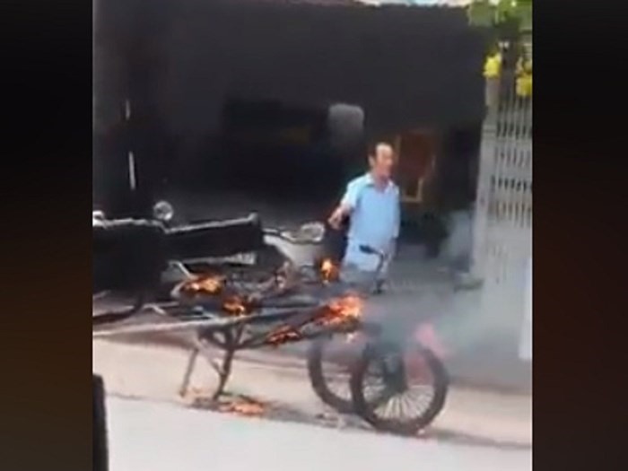 Chiếc xe chảy hoàn toàn (ảnh cắt từ Clip)