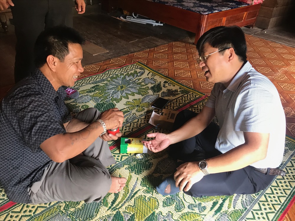 Ông Pả Dỏ (trái) trao đổi về vụ sắn sắp tới. Ảnh Trần Đăng