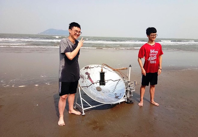 Phùng Văn Long và Mai Nhật Anh bên sáng chế “hô biến” nước biển thành nước ngọt của mình. Ảnh: N.A