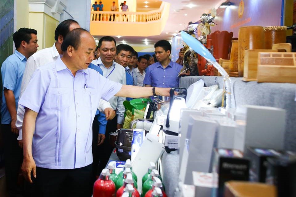 Thủ tướng vui mừng, đánh giá cao những sản phẩm do chính người lao động làm nên. (Ảnh: Sơn Tùng)