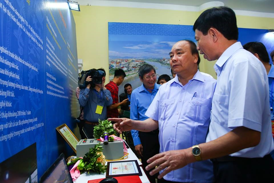 Thủ tướng mong muốn các sản phẩm được ứng dụng rộng rãi trong thực tế. (Ảnh: Sơn Tùng)