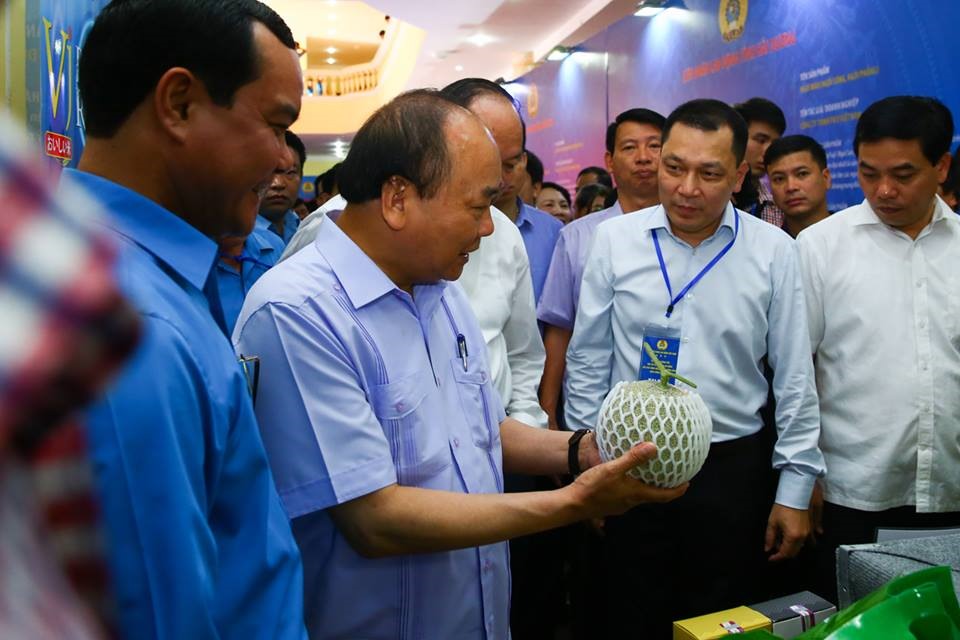 Thủ tướng Chính phủ trân trọng từng sản phẩm. (Ảnh: Sơn Tùng)